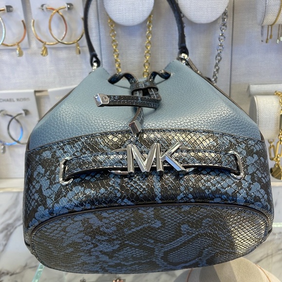 MICHAEL KORS 
Reed Md Pebbled Leather Belted Bucket Messenger Satchel Crossbody - Picture 12 of 16